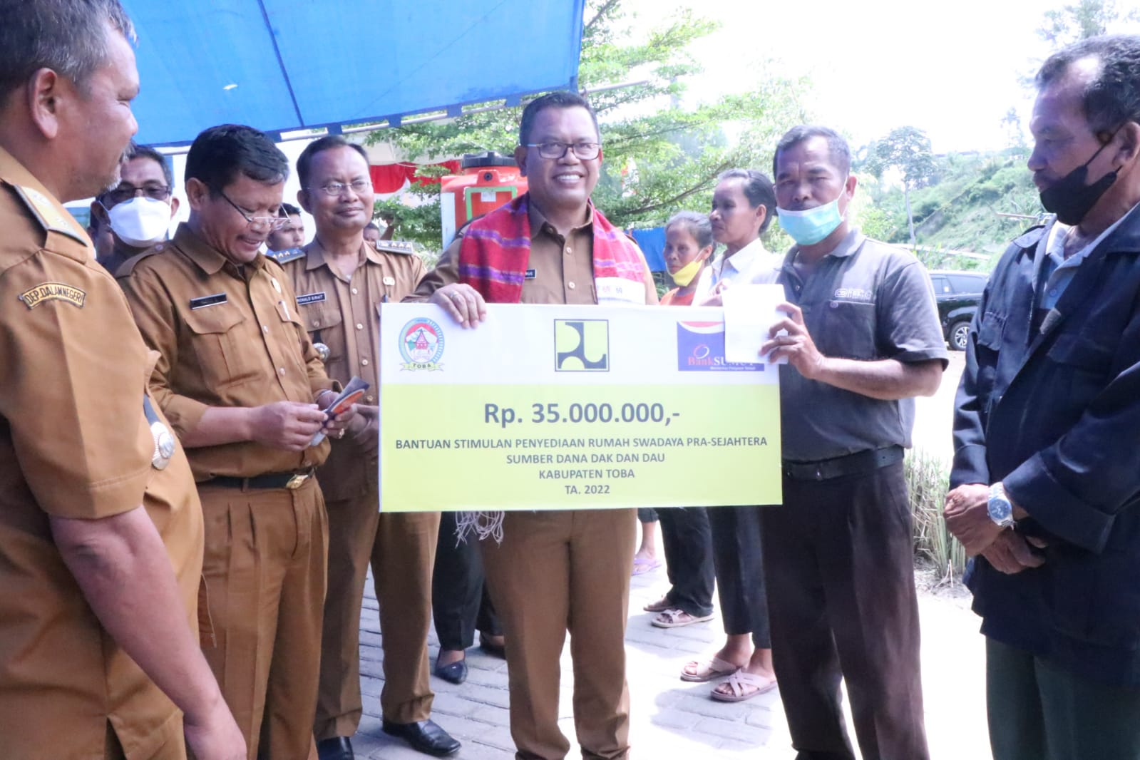 Bupati Toba Serahkan Bantuan Penyediaan Rumah Swadaya , BLT dan BST BBM kepada Warga Siruar