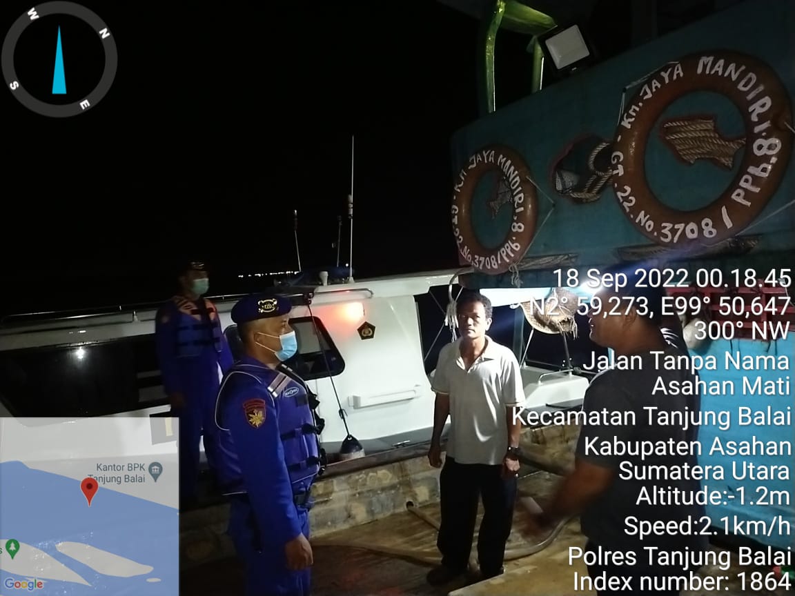 Personil Satpolair Polres Tanjungbalai Hentikan Kapal KM. Jaya Mandiri 8 Milik Nelayan Guna Pemeriksaan