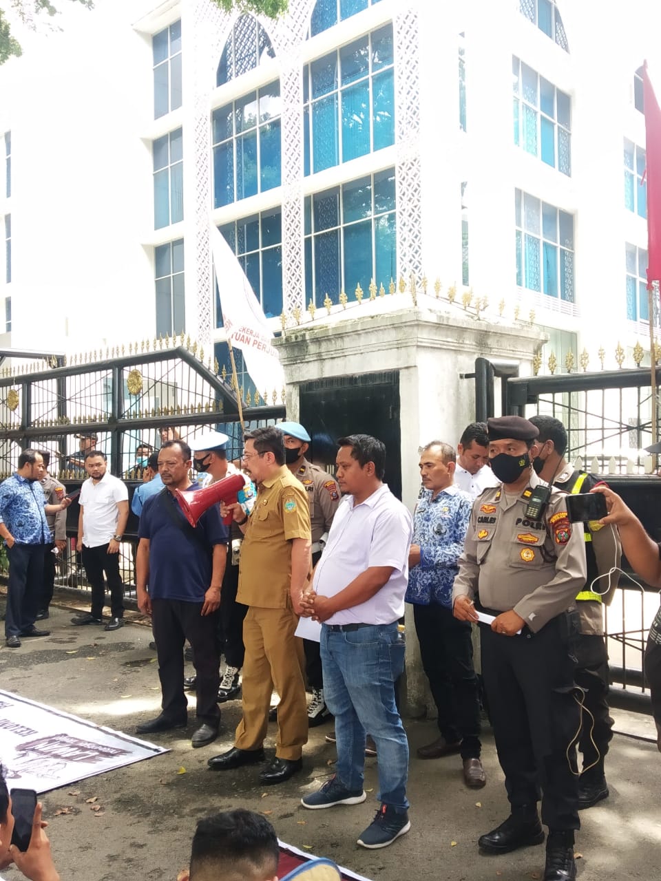 Personil Polrestabes Medan Kawal Unjukrasa Massa KTTJM Tuntut Dewan Fasilitasi Konflik