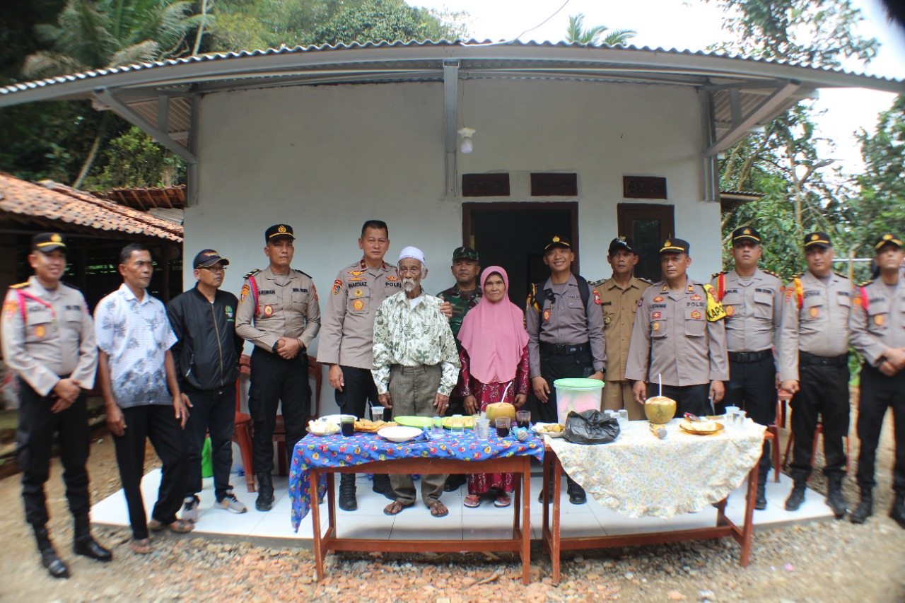 Kasetukpa Lemdiklat Polri Meninjau Proses Pembangunan Rumah Program Bhakti Sosial Bedah Rumah Setukpa Lemdiklat Polri di Tenjojaya
