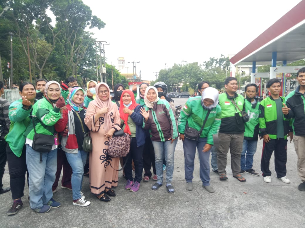 Majelis Ta’Lim Pengajian Halimah Sumut  Pimpinan Bunda Indah Bagikan Voucher  BBM Kepada Supir Angkot, Betor dan Ojek Online