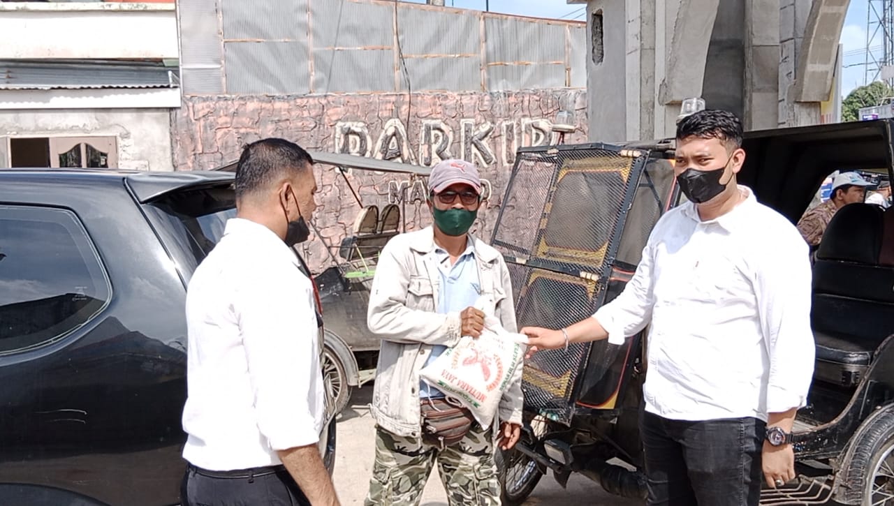 Melalui Kasat Reskrim, Kapolres Tanjungbalai Serahkan Bantuan Sembako Kepada Masyarakat yang Membutuhkan