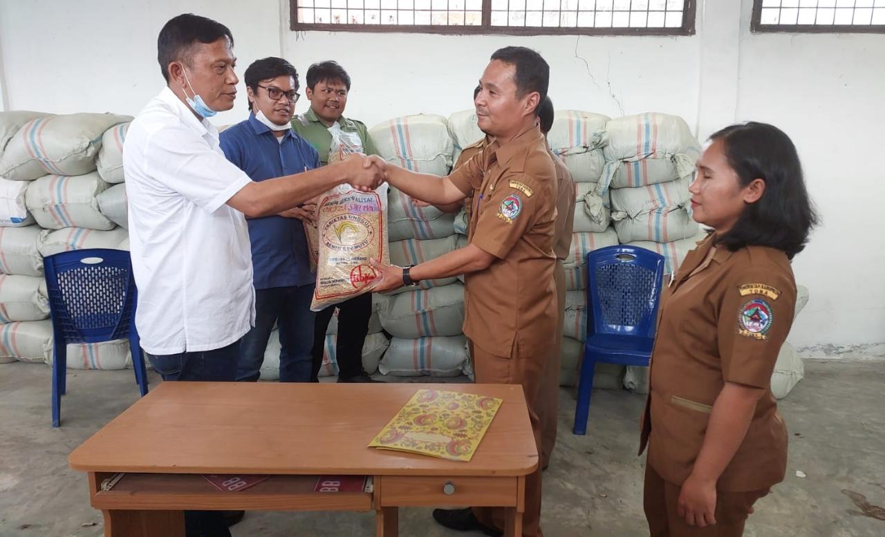 TPL Memberi Bantuan Bibit Padi Kepada Petani Melalui Pemerintah Kabupaten Toba