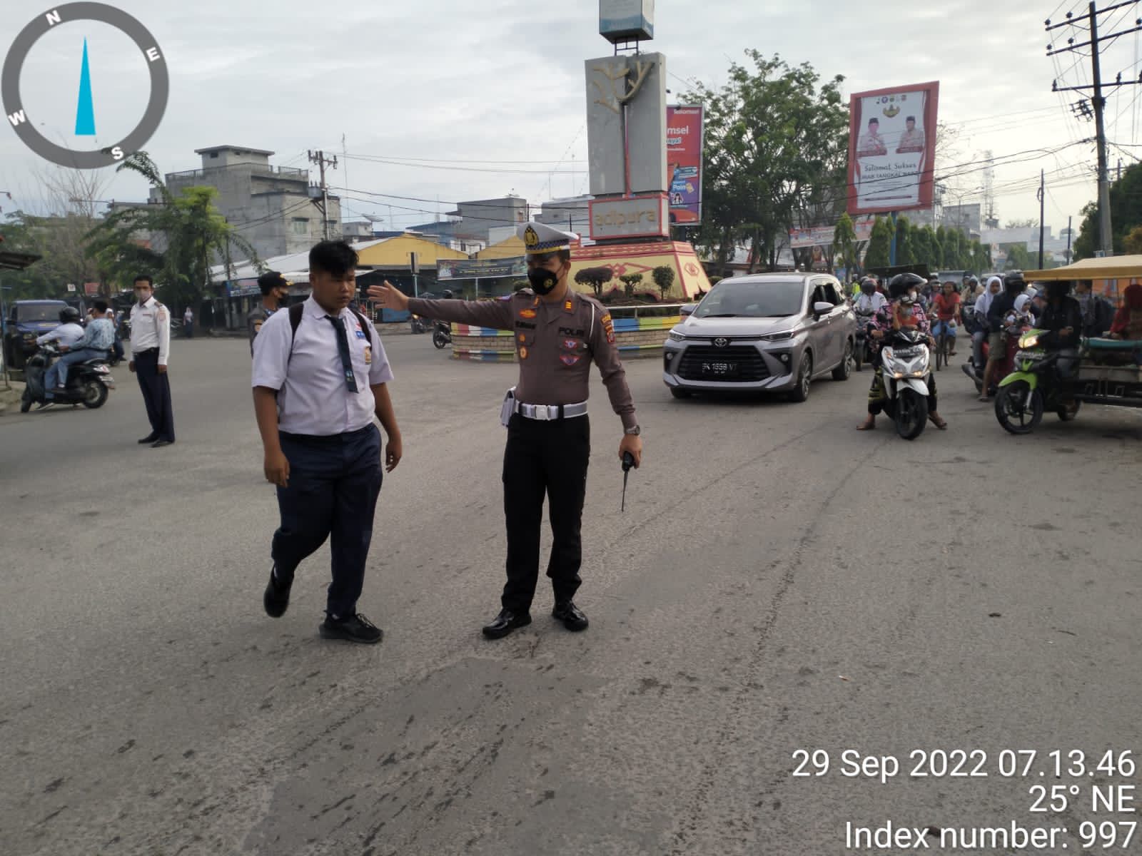 Ciptakan Kamseltibcarlantas, Kasat Lantas Polres Tanjung Bali AKP HW. Siahaan Turun Langsung Mengatur Lalulintas Padat Pagi