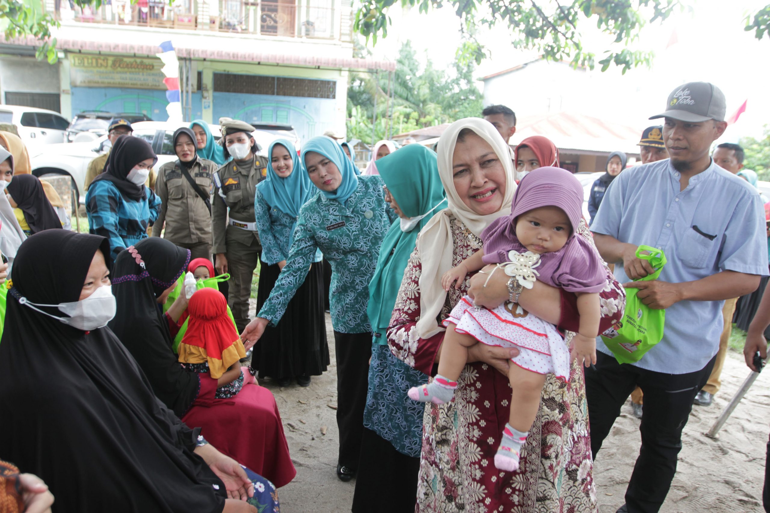 Ketua TP PKK Sumut Nawal Lubis Sapa  Para Kader Posyandu di Asahan