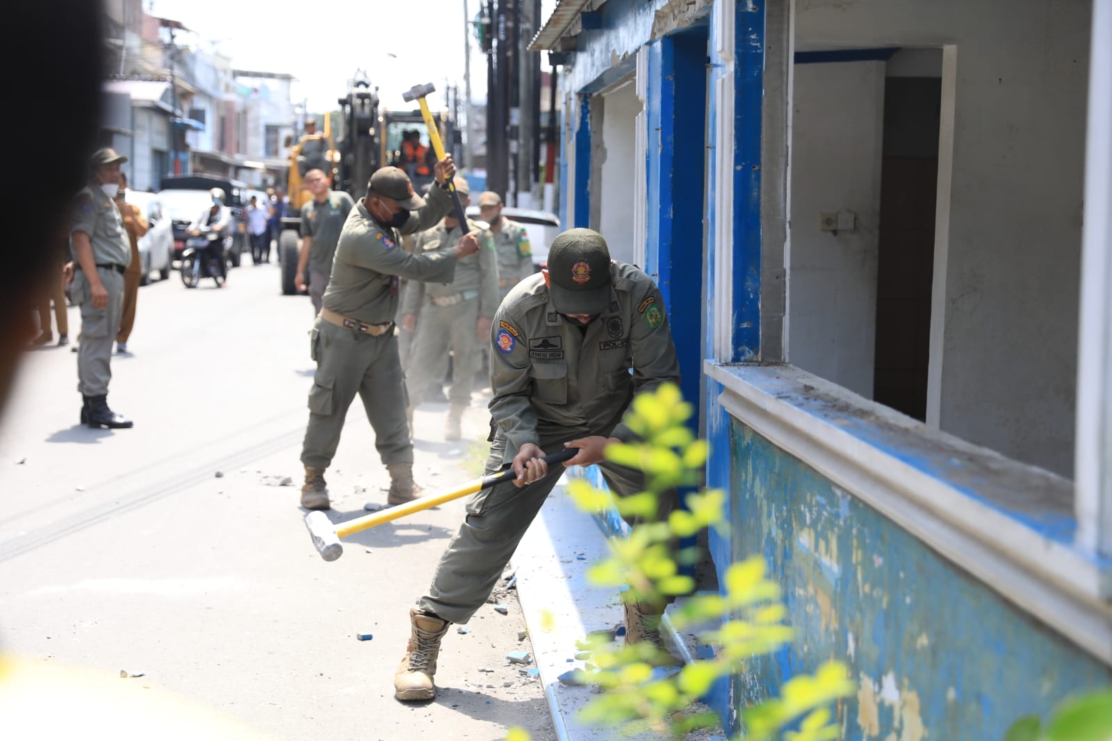 45 Bangunan Liar Diatas Drainase  Dibongkar Tim Gabungan Satpol PP