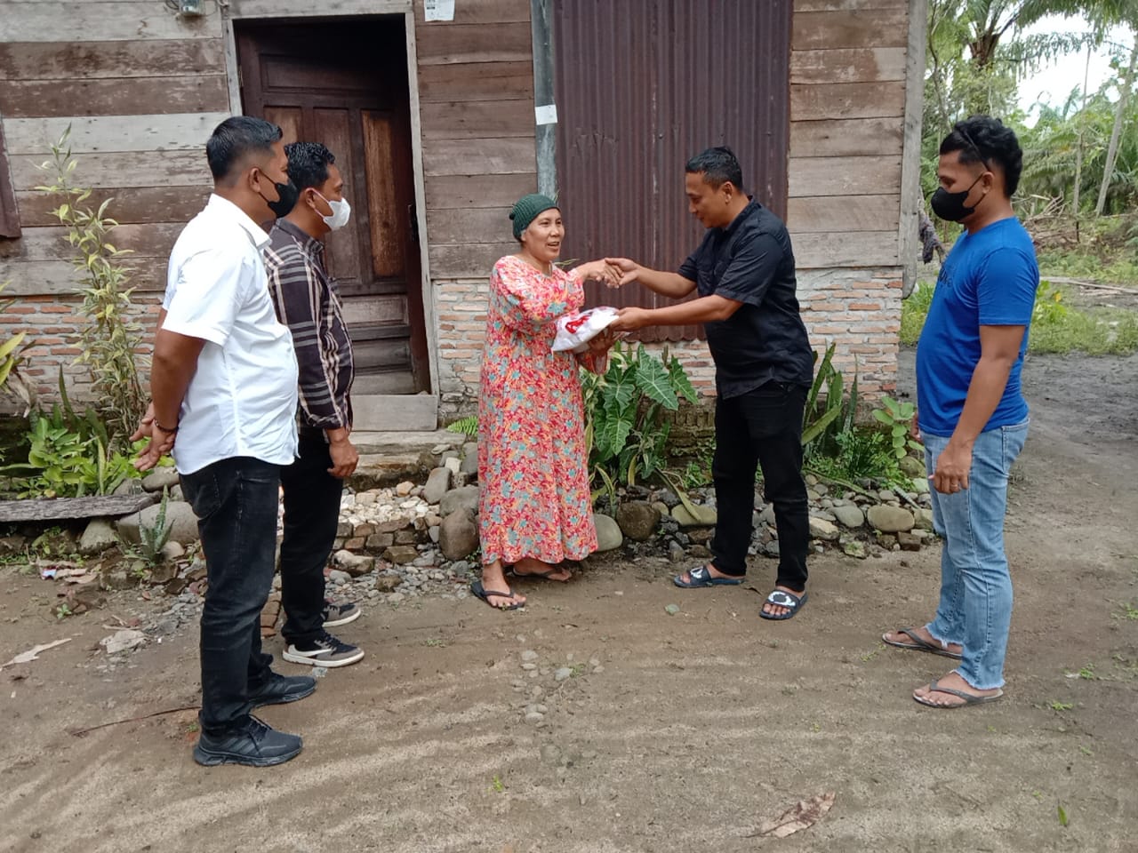 Kasat Narkoba Polres Tanjungbalai Wakili Kapolres Menyerahkan Bansos Bagi Masyarakat Kota Tanjungbalai Yang Membutuhkan 