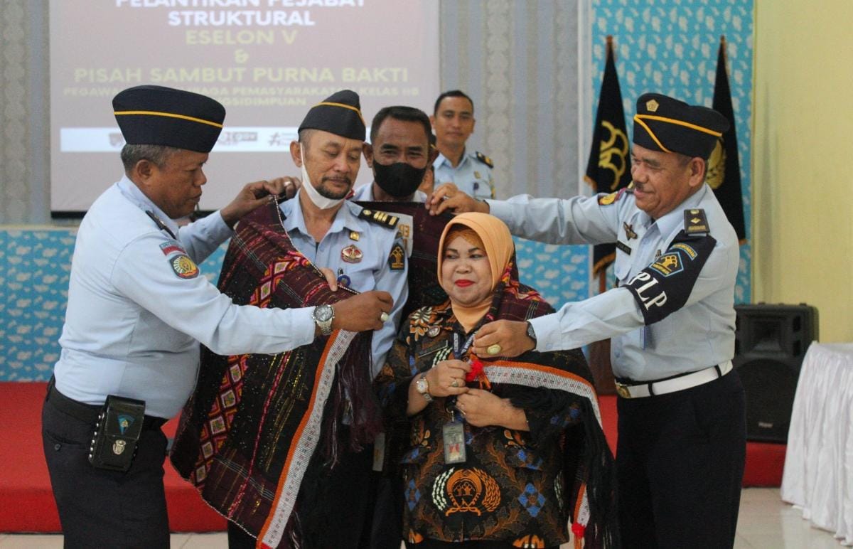 Lepas Masa Purnabakti 2 Pegawai Lapas Kelas IIB P.Sidempuan  : Kalapas, Purnabakti Masa Pekerjaan, Silaturahmi Harus Tetap  Terjaga 