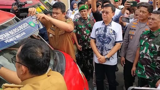 Pemko Medan Bersama Polrestabes Medan Beri Subsidi Ongkos Rp1.500 Bagi Penumpang  yang Naik Angkutan Umum
