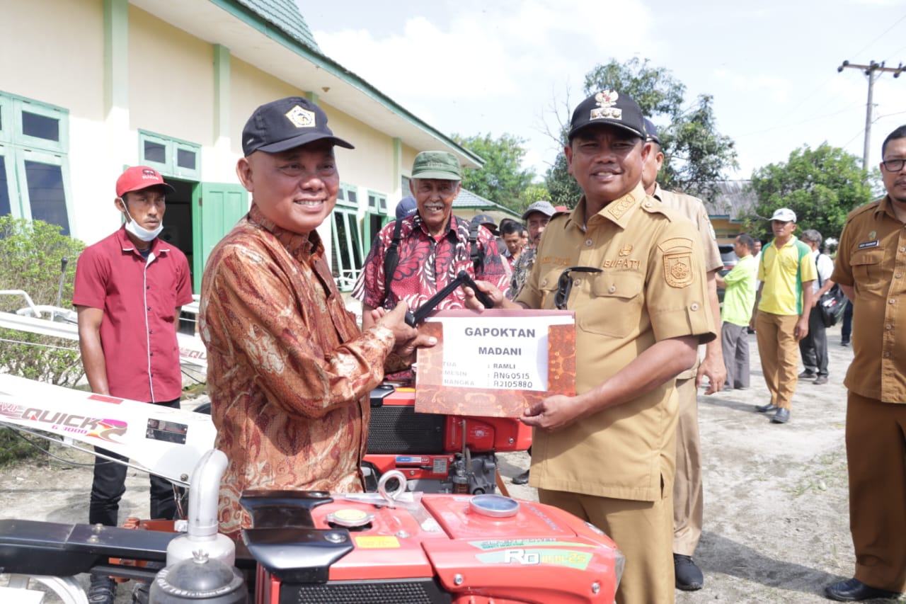 Serahkan Bantuan Traktor, Bupati Sergai Ajak Petani Berternak