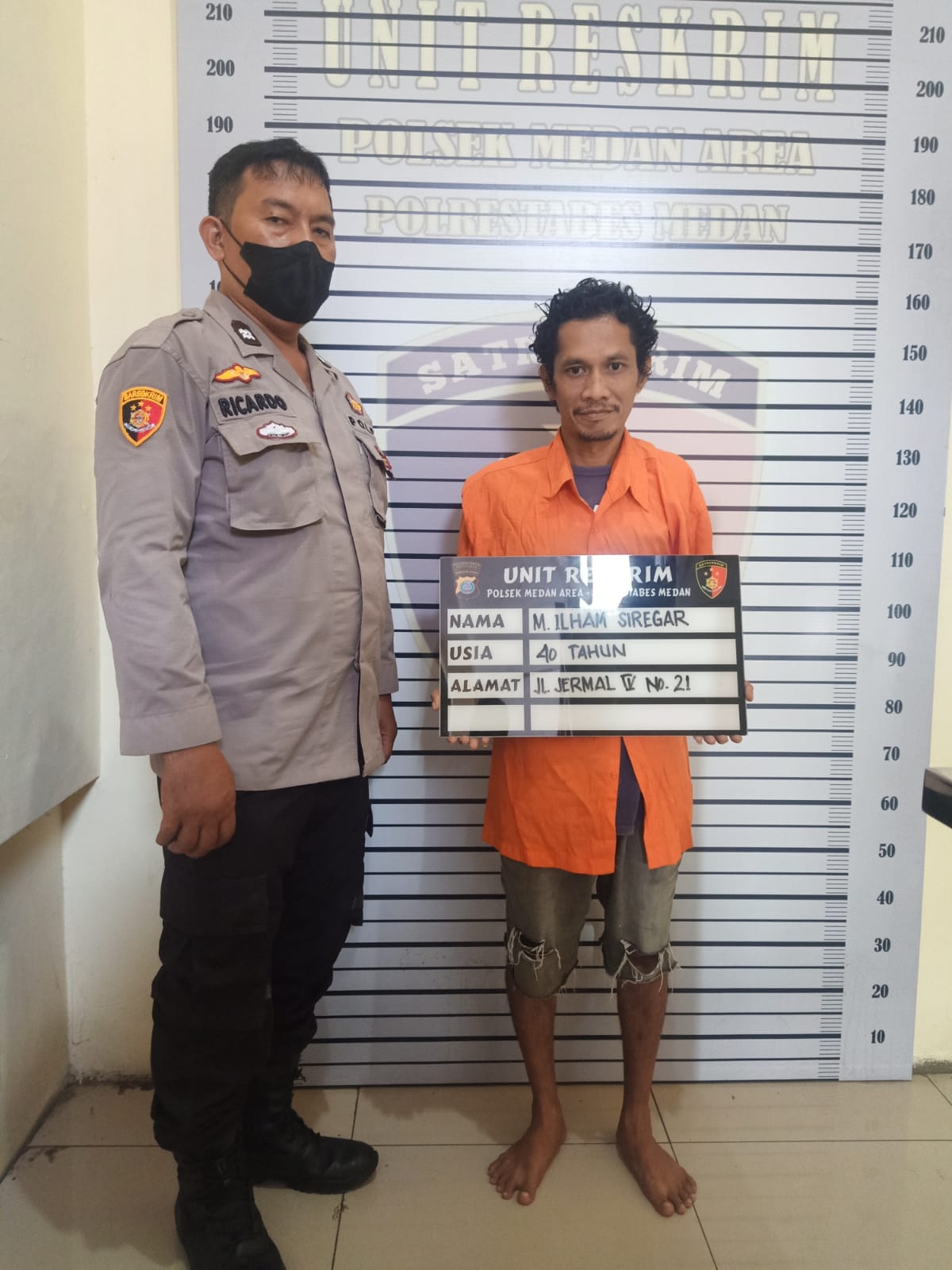 Kanit Reskrim Dampingi Kapolsek Medan Area Sampaikan Penangkapan Tersangka Kasus Penganiyaan