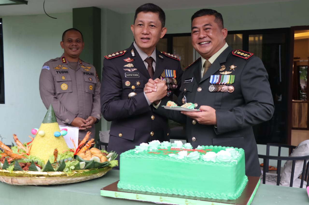 HUT ke-77 TNI, Kapolrestabes Medan Beri Suprise untuk Dandim 0201/Kota Medan
