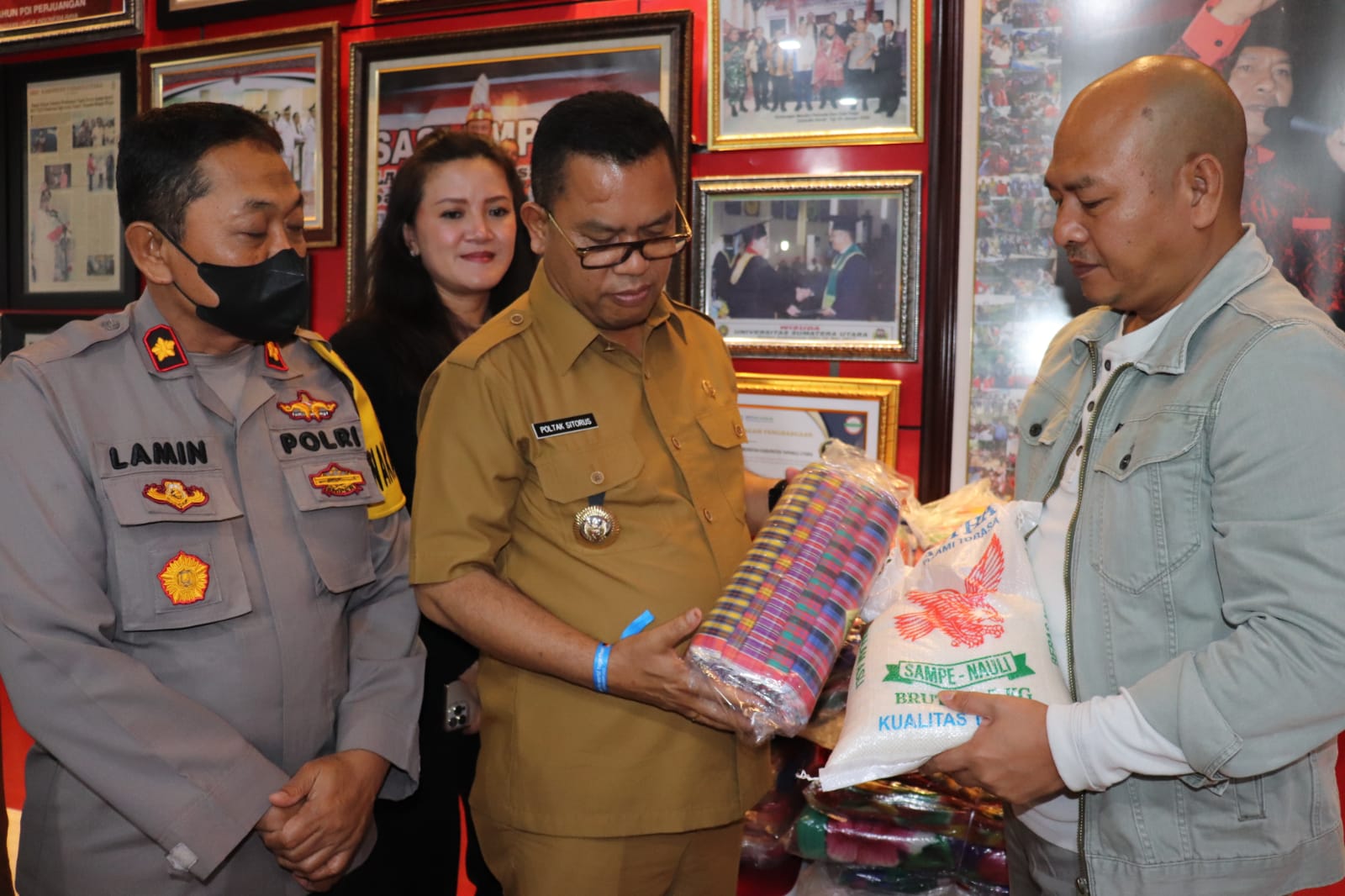 Pasca Bencana Gempa, Forkopimda Toba Serahkan Bantuan Kemanusiaan kepada Warga Taput