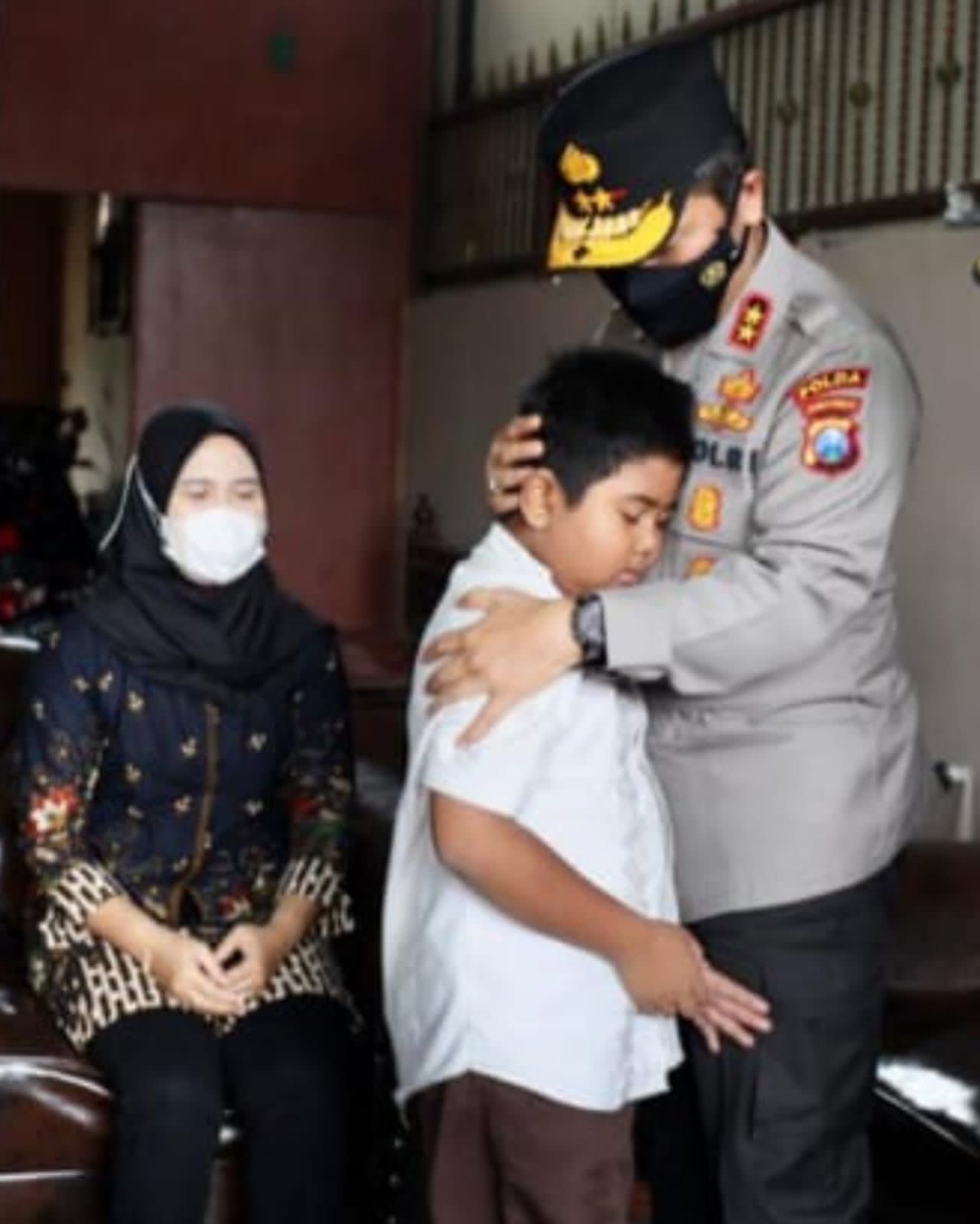 Kapolda Jatim Takziah Ke Rumah 2 Anggota Polri yang Meninggal Saat Pengamanan di Stadion Kanjuruhan