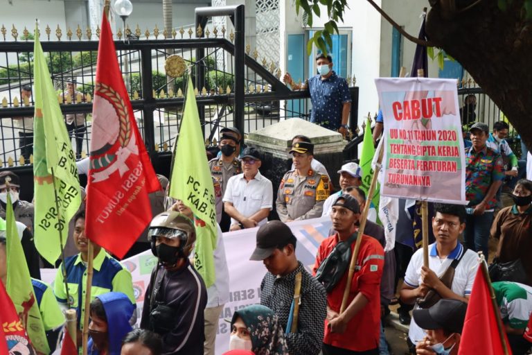Dikawal Polrestabes Medan Secara Humanis, Unras Buruh di DPRD Sumut Berjalan Kondusif