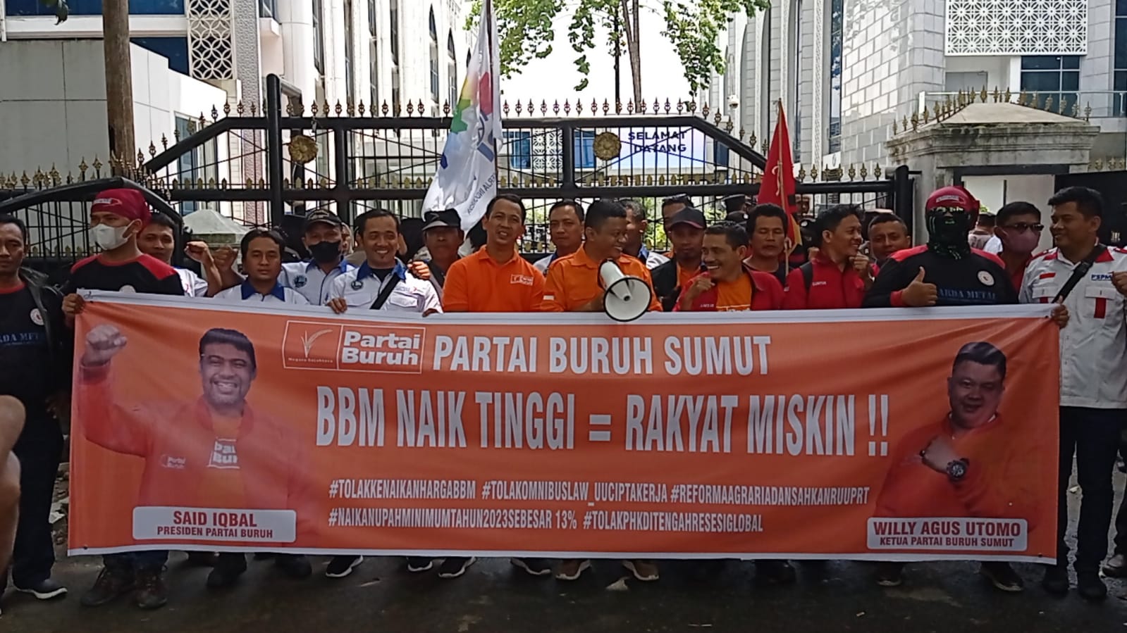 Ratusan Massa Partai Buruh Menggelar Aksi Tuntut Upah Buruh Sumut Naik 13 % Tahun 2023, dan 6 Poin Tuntutan Rakyat