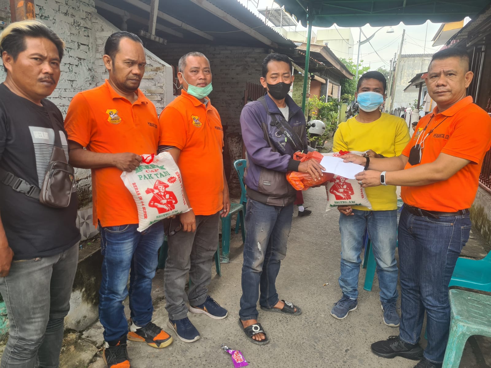 Ketua Pewarta Melayat dan Berikan Santunan Kepada Rafli yang Istri dan Orangtuanya Meninggal Dunia