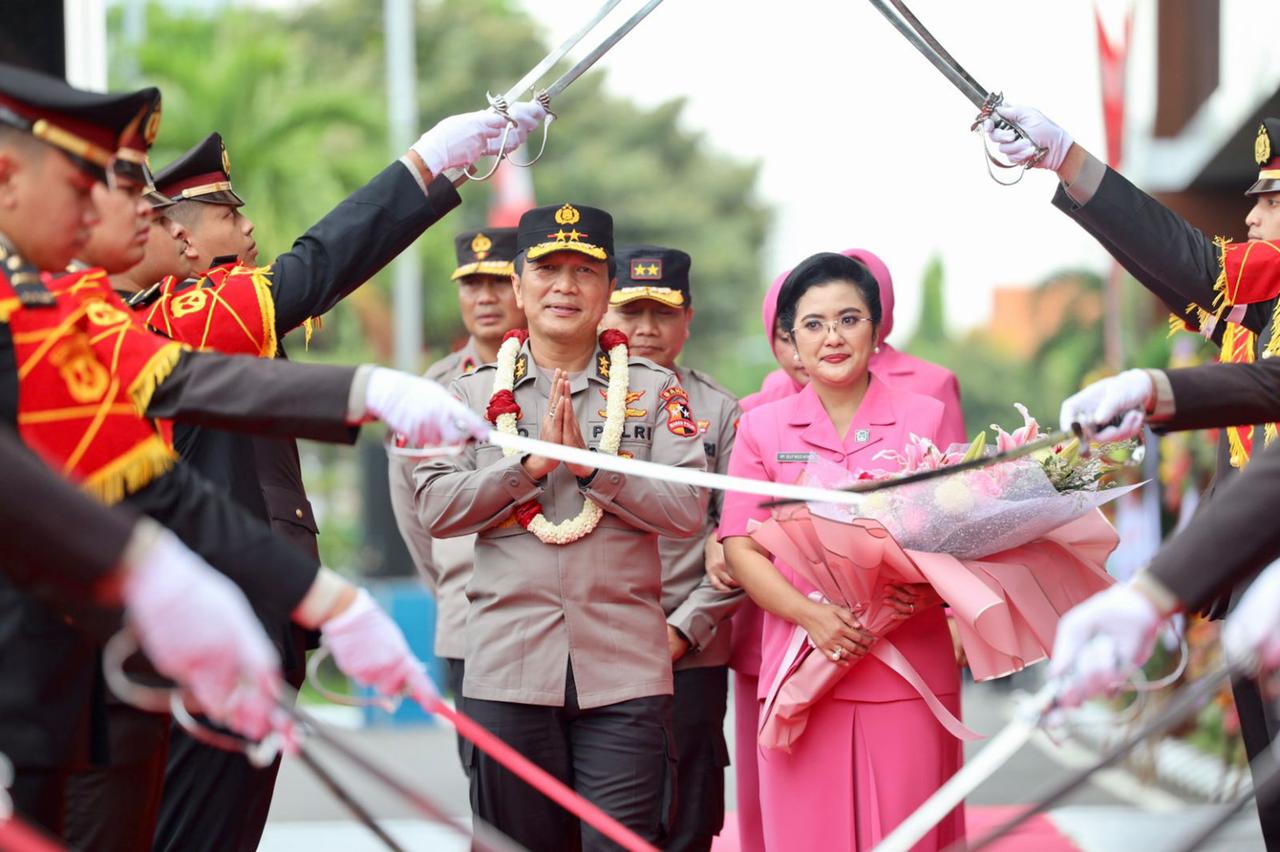 Tradisi Pedang Pora Mengiringi Pelepasan Irjen Pol Nico Afinta