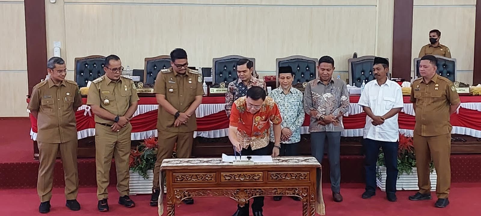 Perda Penetapan Aktivitas Zonasi PKL Disahkan, DPRD dan Pemko Medan Penandatanganan