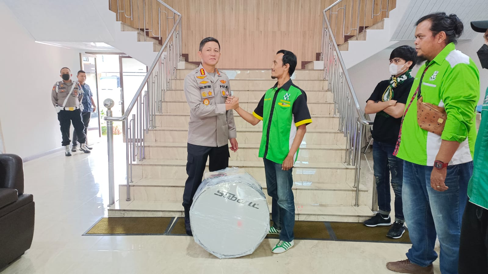 Kapolrestabes Medan Berikan Alat Drum Band ke Suporter PSMS Medan