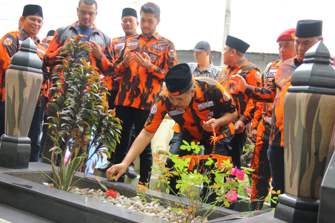Rangkai HUT PP Ke 63 Tahun, MPW Pemuda Pancasila Ziarah ke Makam Sesepuh