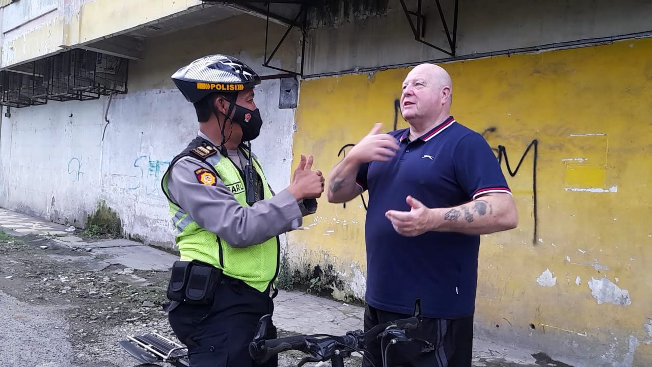 Police Bike Patrol Polsek Medan Baru Ajak WNA Dukung Kamtibmas