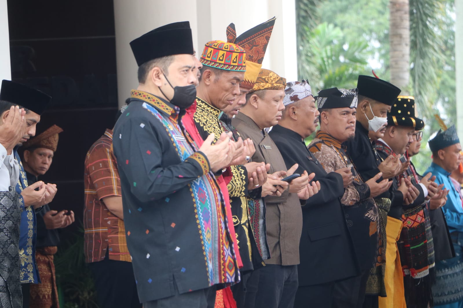 Kenakan Pakaian Adat Aceh, Suwarno Dirut PUD Pasar Ikuti Peringatan Sumpah Pemuda di Pemko Medan