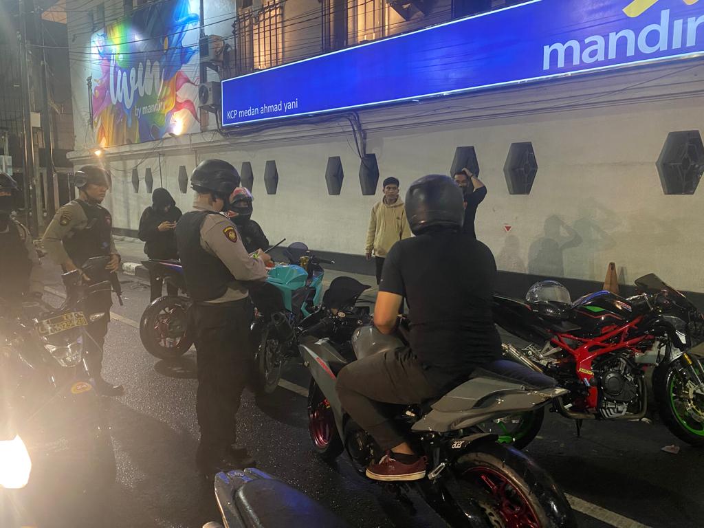 Sat Samapta Polrestabes Medan Dan BKO Poldasu, Bubarkan Anak Muda Mudi di Trotoar Jalan