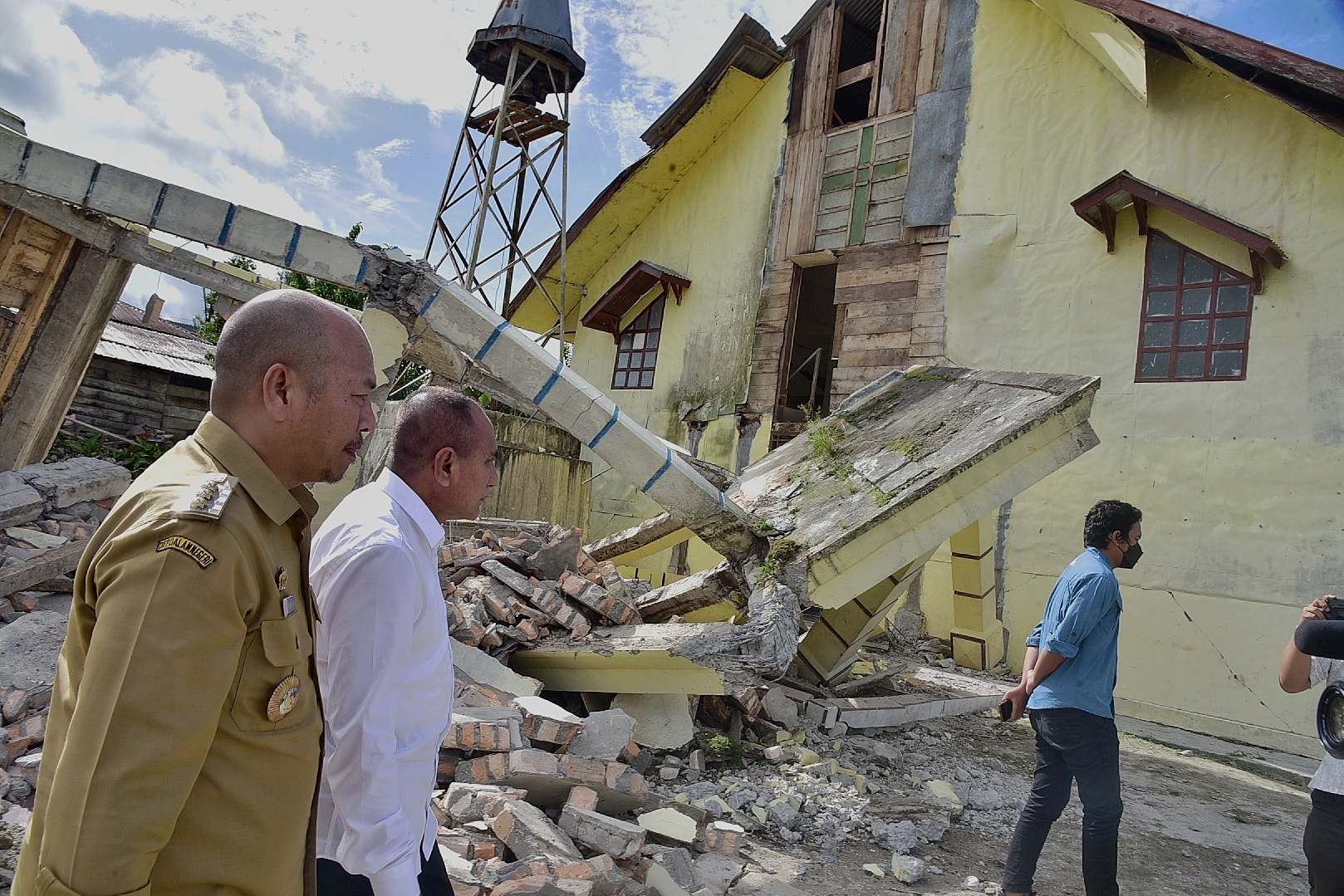 Saksikan Kerusakan Gereja HKBP Lobusingkam,  Gubernur Edy Rahmayadi Janji Bantu Bangun Ulang