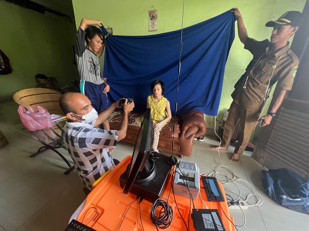 Kecamatan Medan Baru Dan Disdukcapil Datangi Rumah Warga Disabilitas