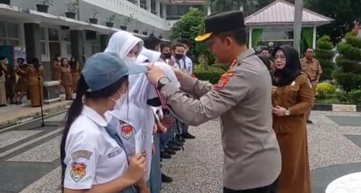 Kapolrestabes Medan Beri Penghargaan ke Pelajar Berprestasi di SMA Negeri 1 Medan