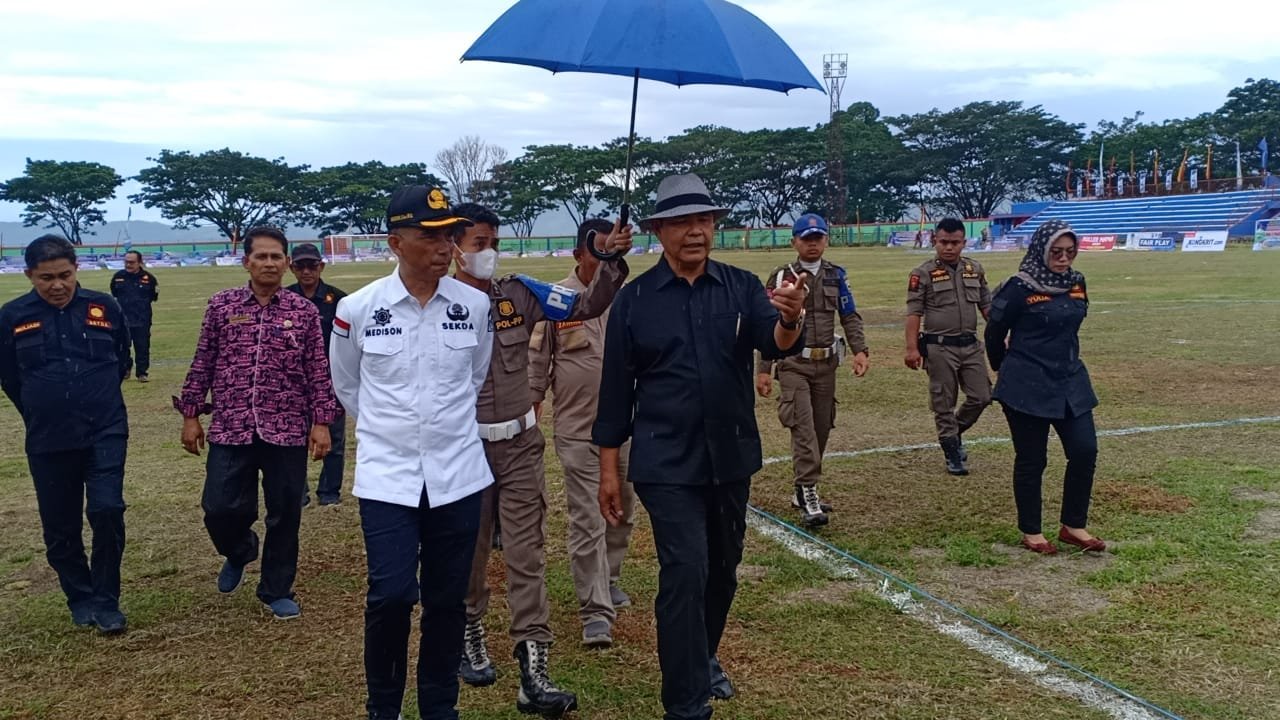 Bupati Solok Epyardi Asda Mengecek Kesiapan Panitia Turnamen Bupati Cup 2022