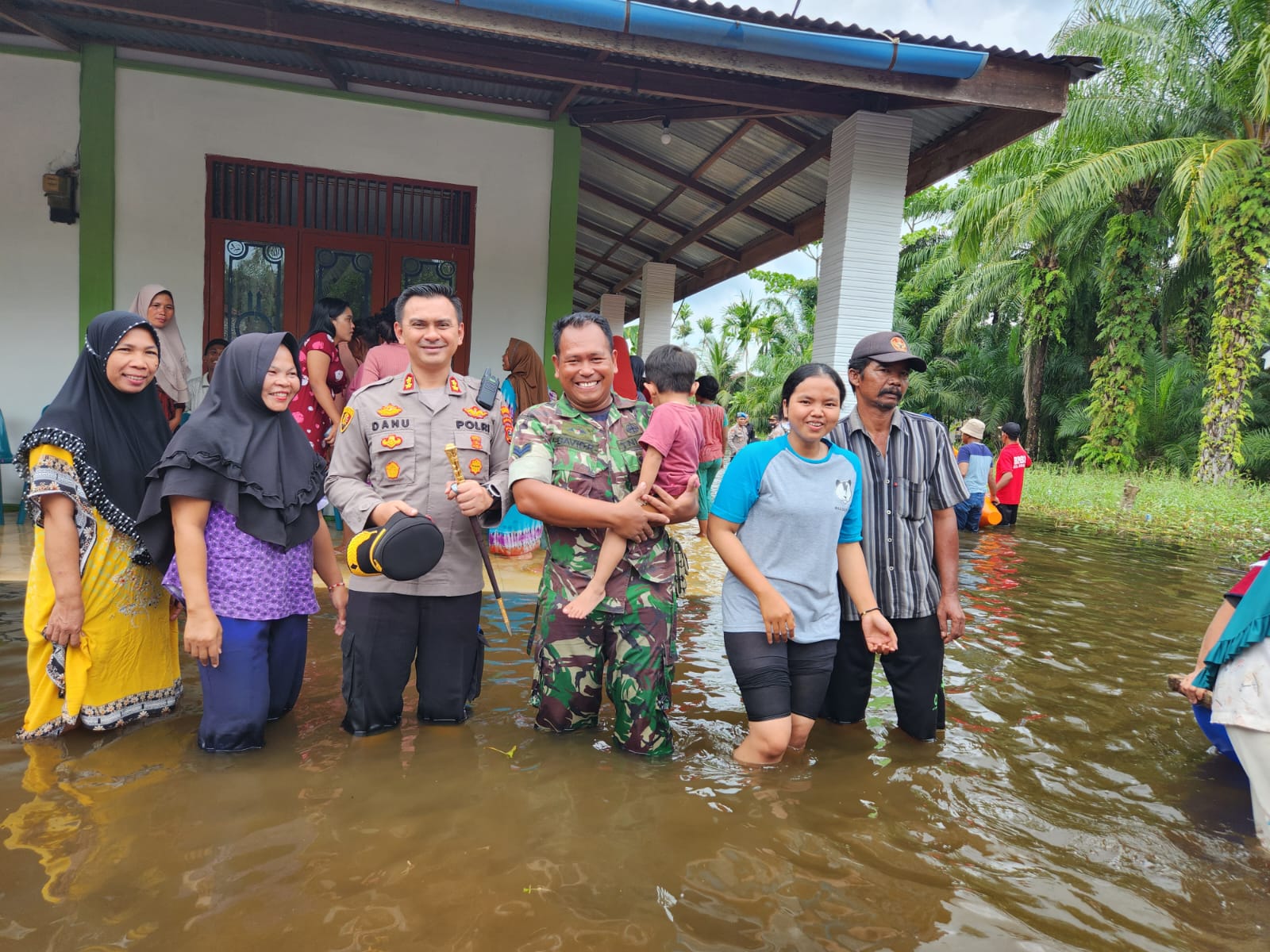 Kapolres Langkat Berjibaku Terjang Banjir Memberikan Bansos Kepada Masyarakat Terdampak Banjir