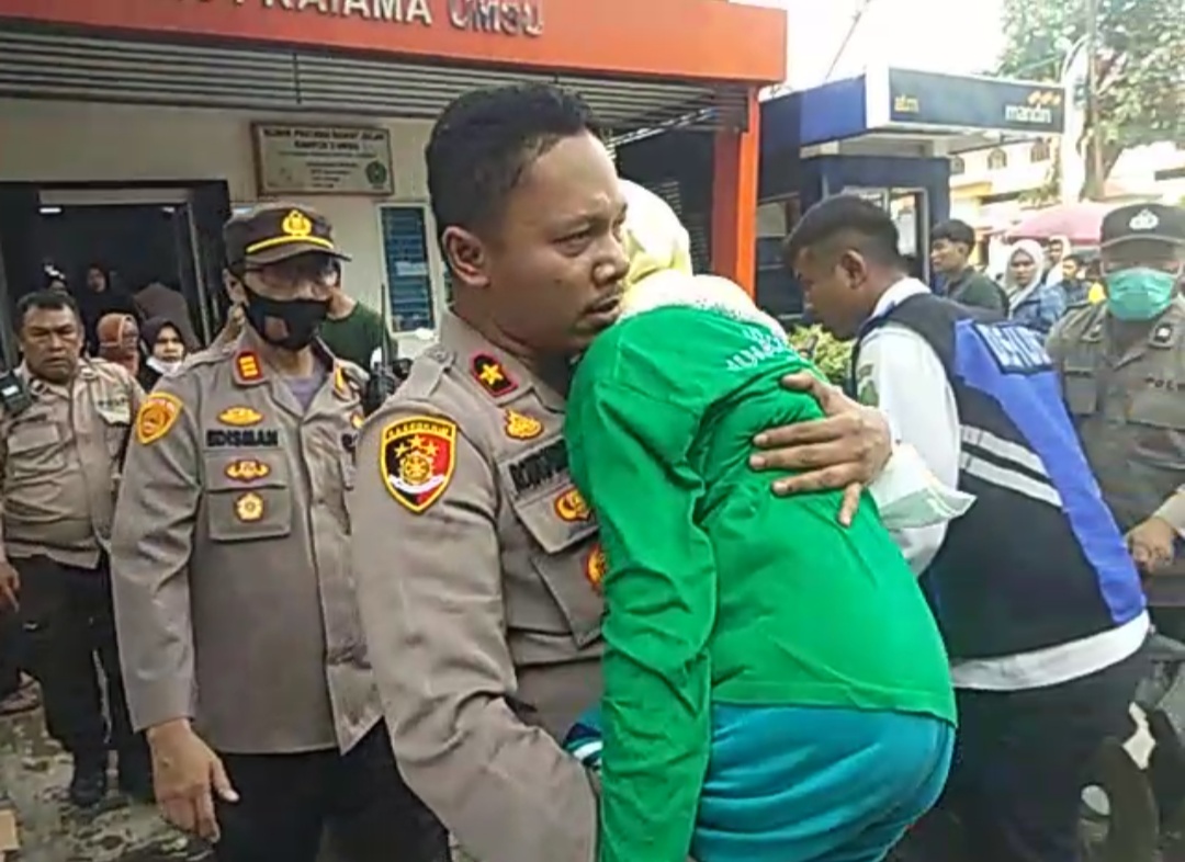 Orang Nomor Satu di Mapolsek Medan Timur Gendong Wanita Lansia Pingsan Saat Ikut Jalan Santai Milad Muktamar Muhammadiyah ke-48