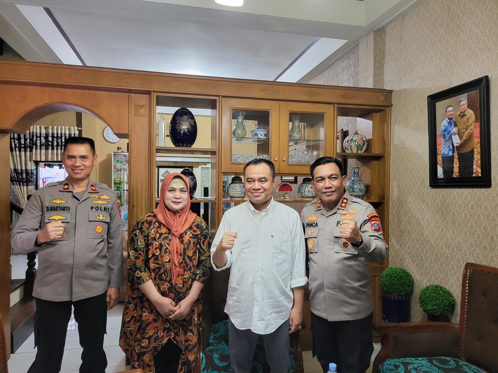 Penuh Kekeluargaan Kapoldasu dan Wakapoldasu Berkunjung Kerumah Ketua PWI Sumut