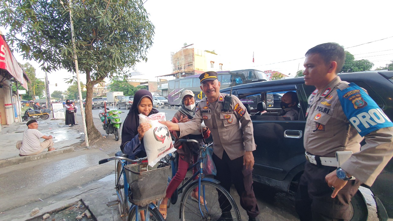 Baksos Polsek Percut Sei Tuan Bagi Sembako Pada Warga Kurang Mampu