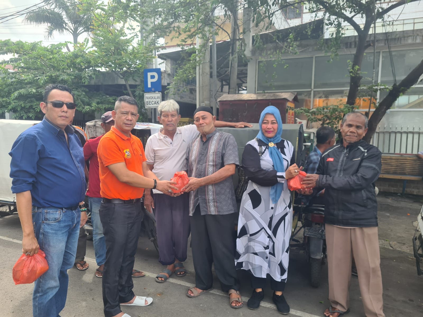 Jumat Barokah di Banda Aceh, Ketua Pewarta Berbagi Nasi Bungkus pada Abang Becak dan Jukir
