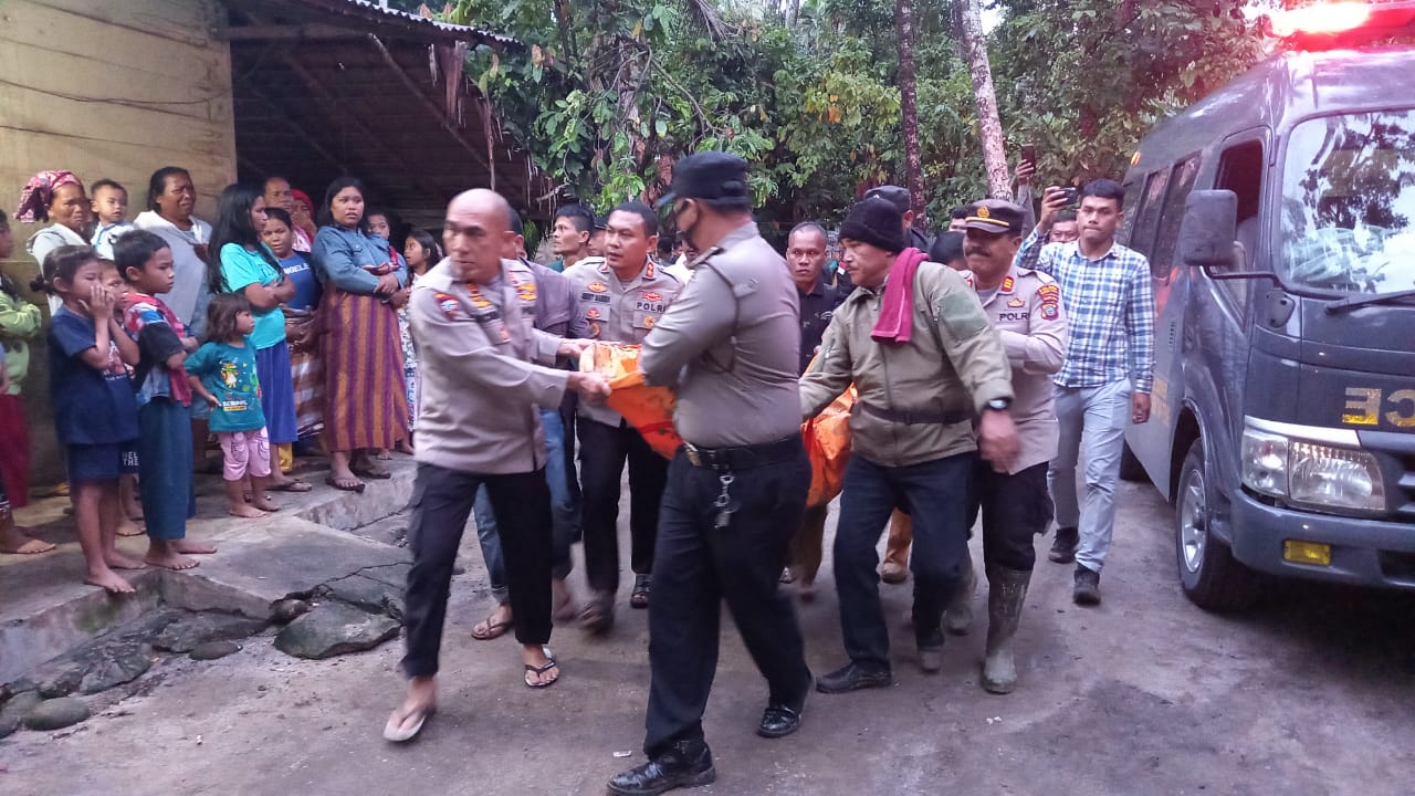 Kapolres Tapteng Pimpin Evakuasi Longsor, 1 Keluarga Tertimbun 3 Diantaranya Meninggal Dunia