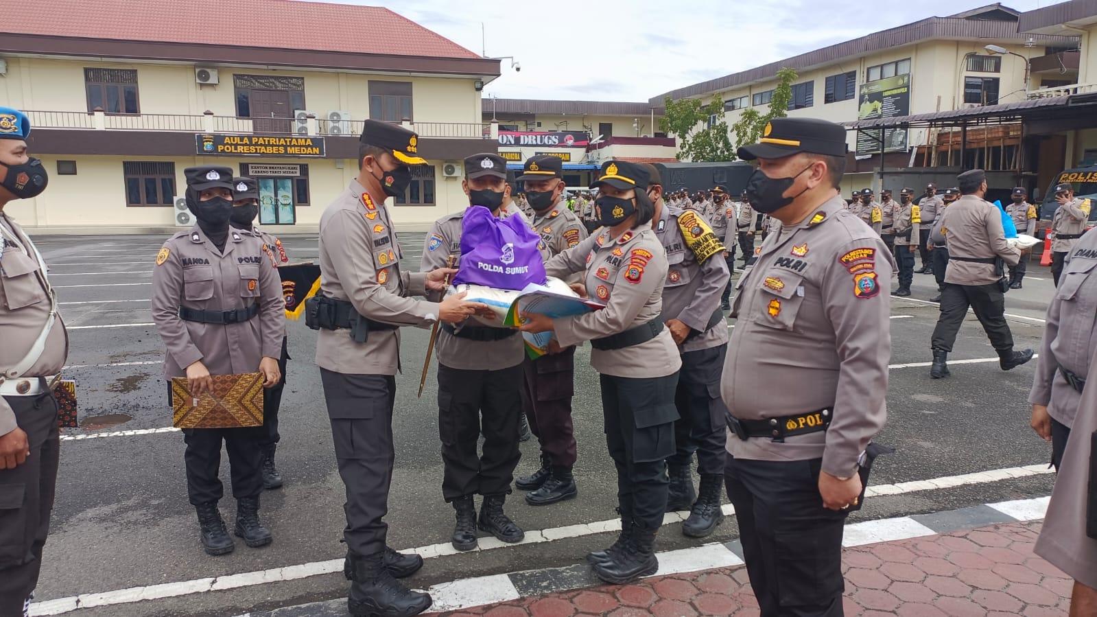 Kapolrestabes Medan Salurkan Bantuan Sembako Kapolri dan Kapolda Sumut