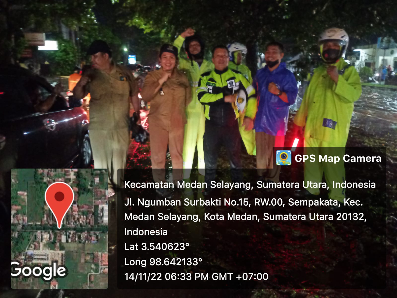 Kasat Lantas Polrestabes Medan Atasi Arus Lalin di Jalan Ngumban Surbakti Macet Karena Banjir