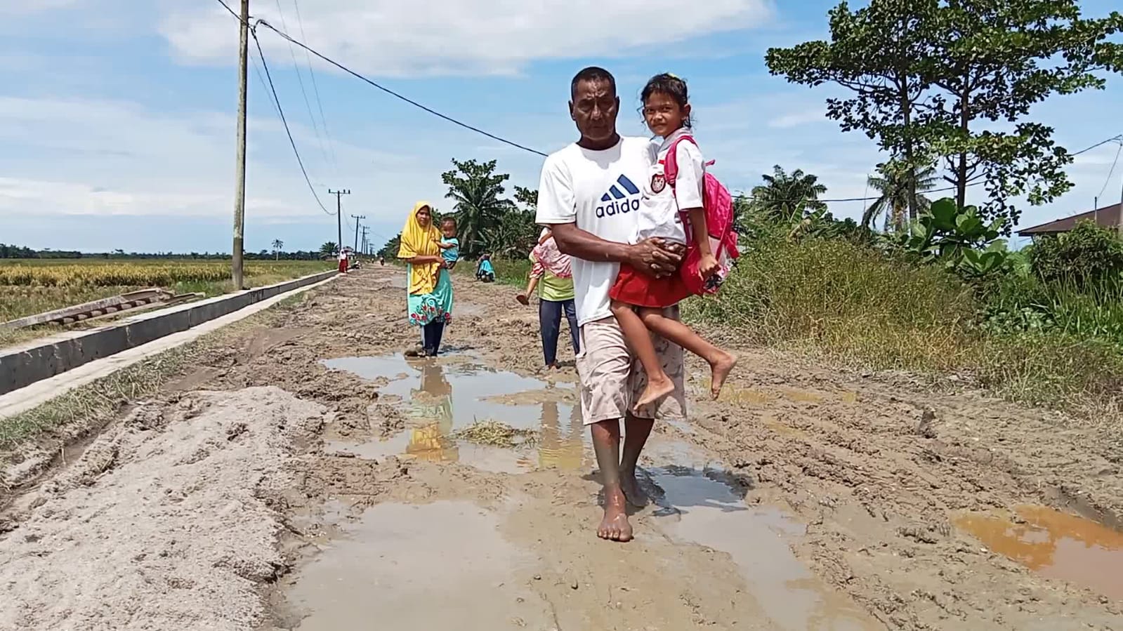Kelangsungan Pendidikan Terancam, Jalan Desa Panca Arga Berobah Menjadi Kubangan kerbau