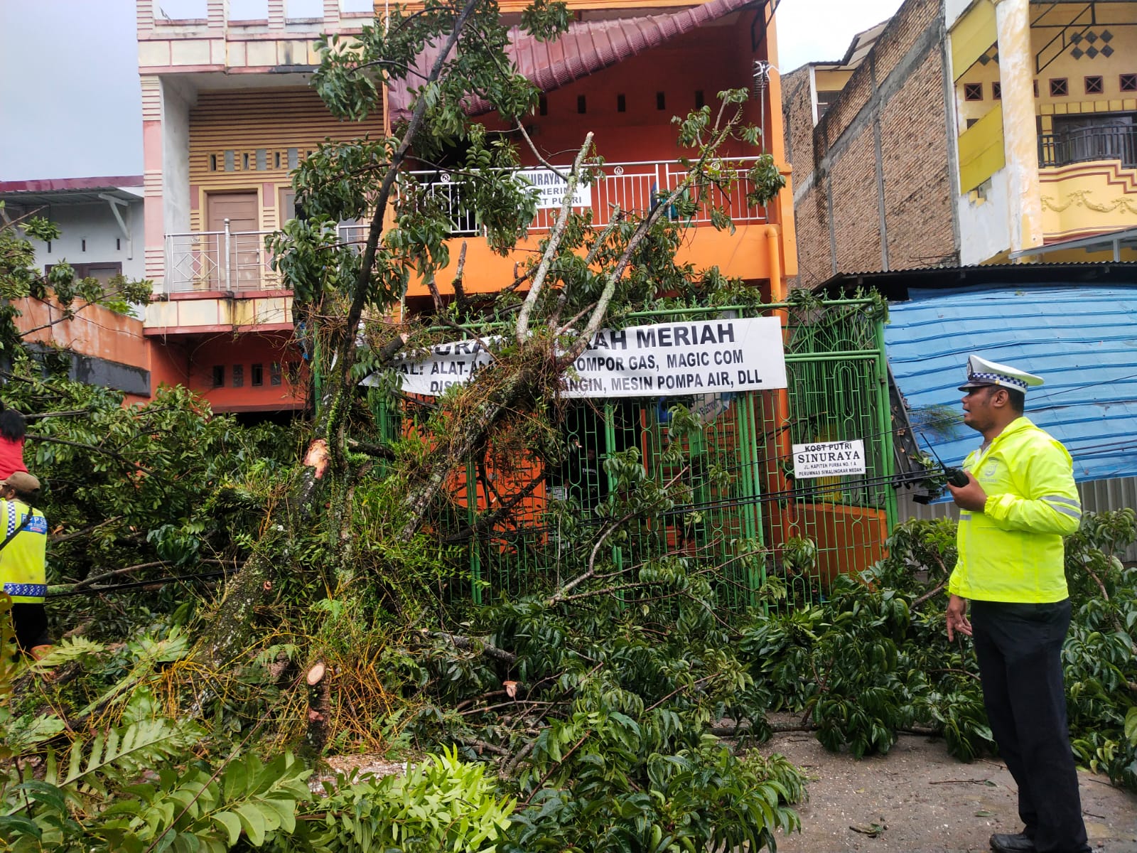 Personil Satlantas Polrestabes Medan Bersama Masyatakat Berkolaborasi Menyingkirkan Pohon Tua yang Tumbang Mengganggu Lalulintas