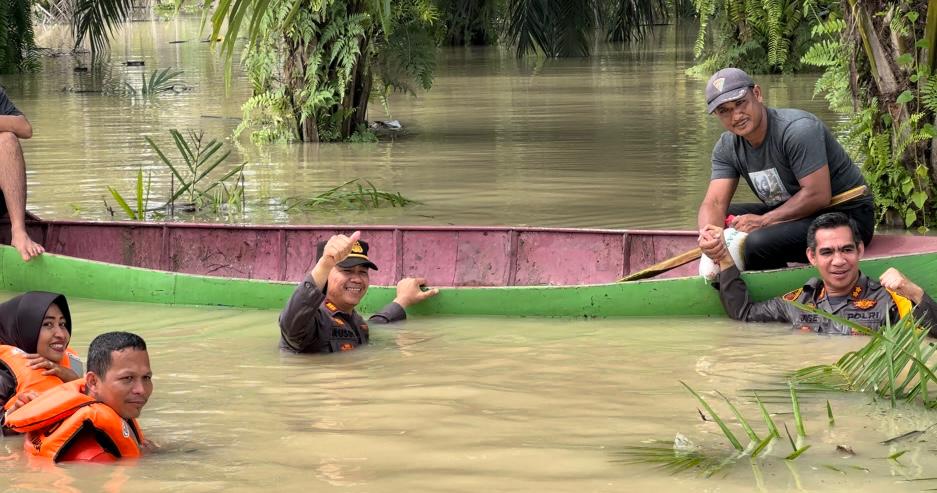 Kapolres Batu Bara Terobos Genangan Banjir Untuk Bantu Warga