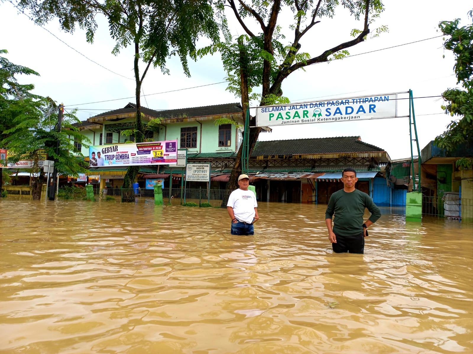 Dirut PUD Pasar Terobos Air Setinggi Pinggang untuk Temui Pedagang Pasar Titi Papan