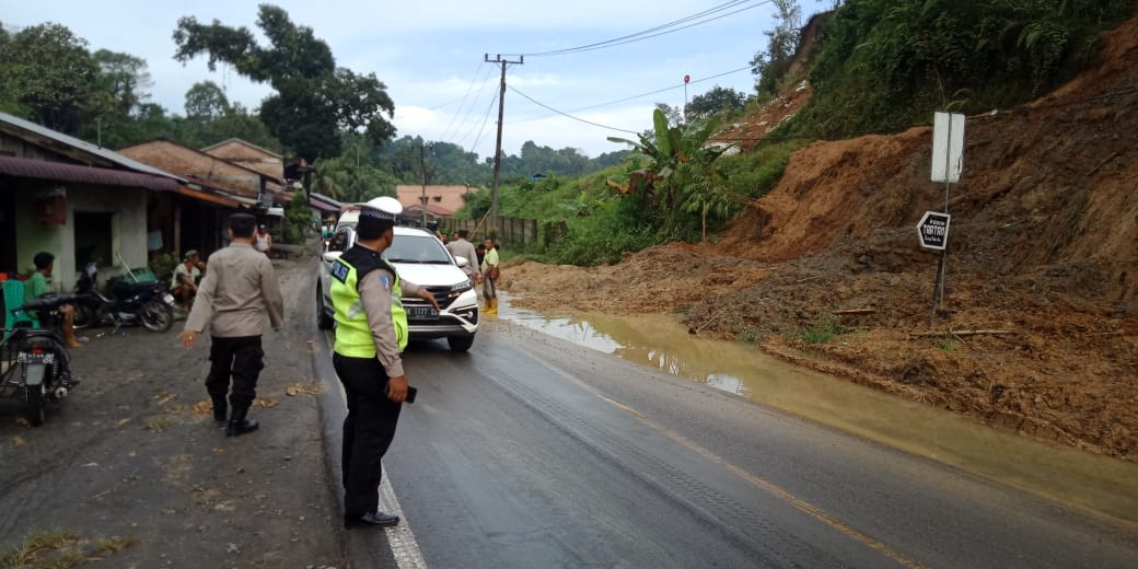 Longsor Terjadi di Jalur Lintas Medan-Berastagi, Polsek Pancur Batu Turun Tangan