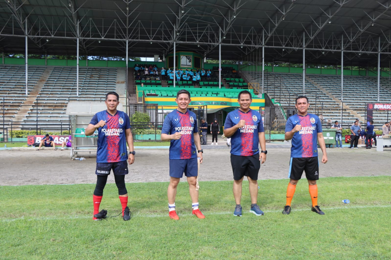 Kapolrestabes Medan, PJU, dan Kapolsek Main Sepak Bola di Stadion Teladan