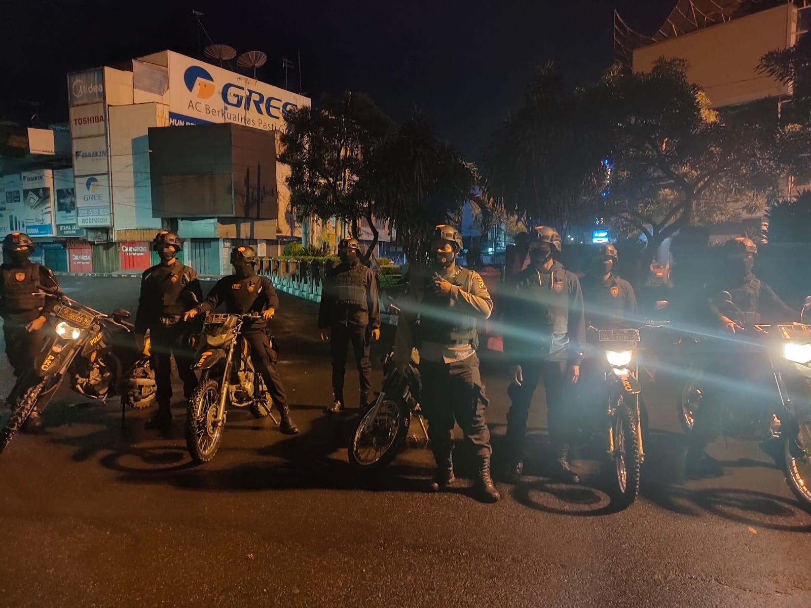 Personil Sat Samapta Polrestabes Medan dan BKO Samapta Poldasu Sisir Kota Medan pada Dini Hari