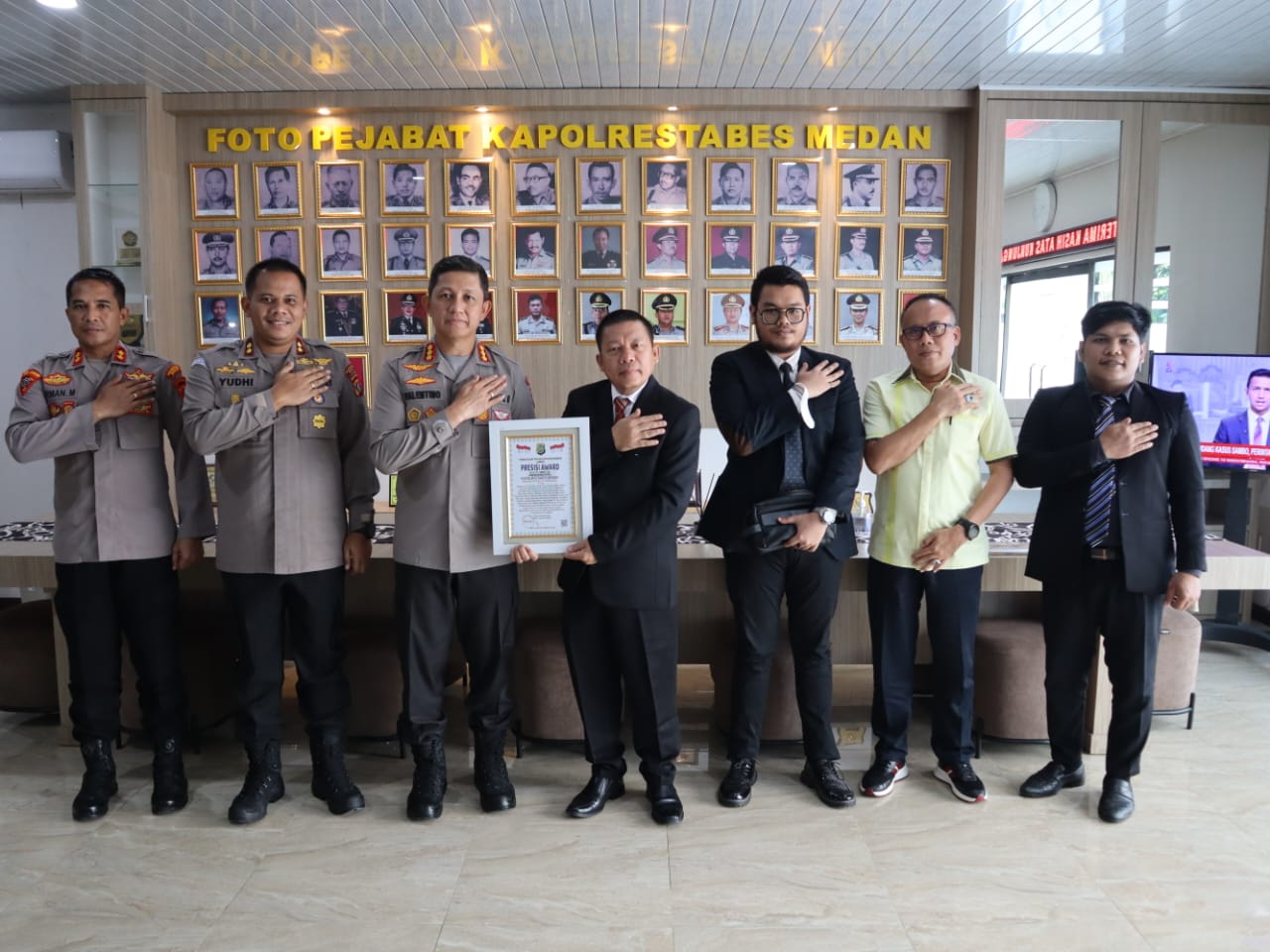 LEMKAPI beri Penghargaan Presisi Award Kepada Polrestabes Medan