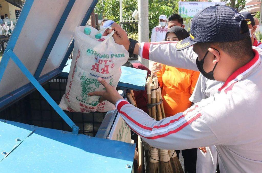 Kreatif Laksanakan Program Prioritas Bobby Nasution, Kelurahan Teladan Barat Buat Gaun Pengantin Dari Sampah Plastik