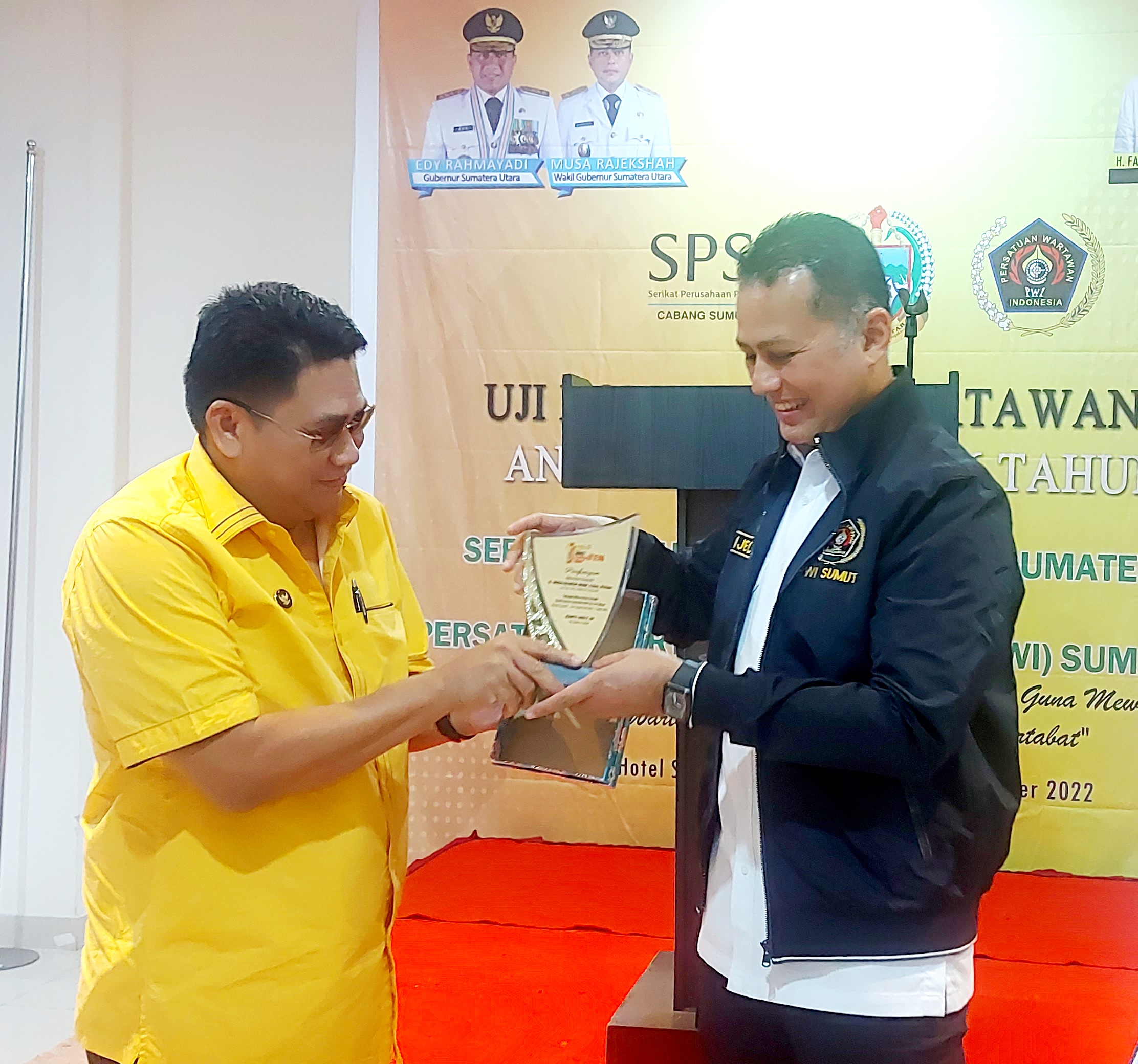 CEO Sumut 24 Group Rianto Ahgly  Berikan Penghargaan ke Mitraan ke Wagubsu H Musa Rajekshah